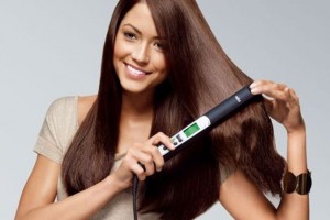 Mujer-planchando-su-pelo