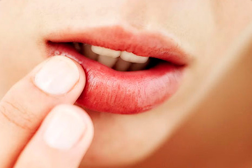 ¿Por qué se reactiva el herpes labial?