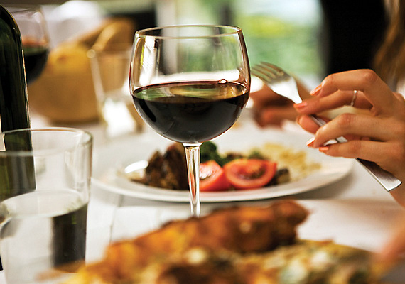 ¿Por qué comemos más en los restaurantes?
