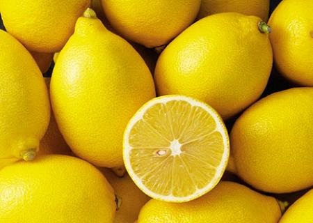 Los beneficios del agua tibia con limón al empezar el día