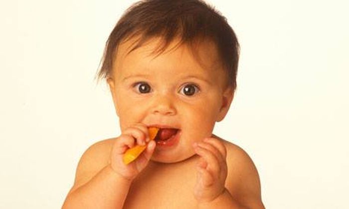 Los 7 alimentos que un bebé puede comer con las manos