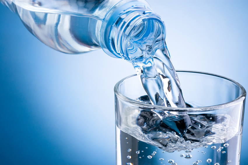5 razones por las cuales deberías tomar suficiente agua