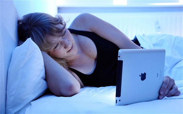 Leer en una tablet antes de dormir perjudica el sueño