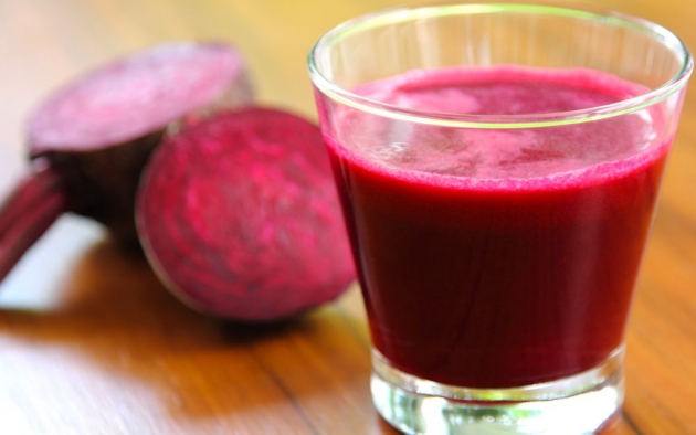 Bajar la presión de forma natural con un vaso de zumo de remolacha