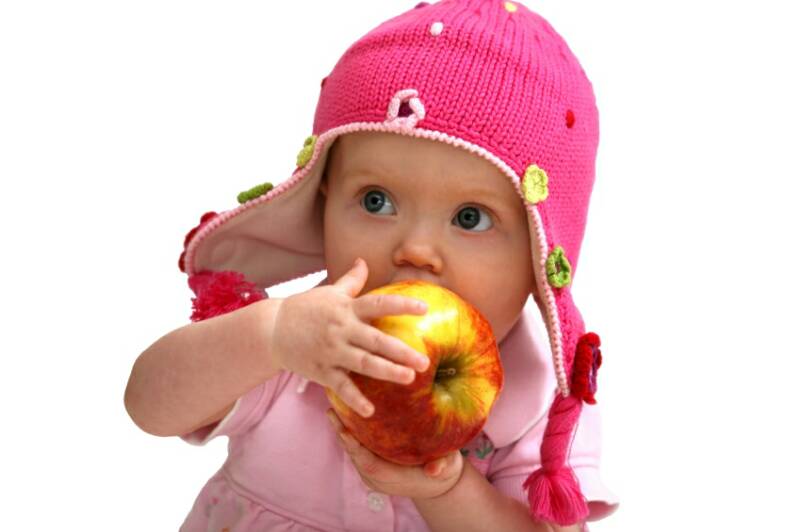 5 alimentos que no tienen cabida en la dieta de los bebés