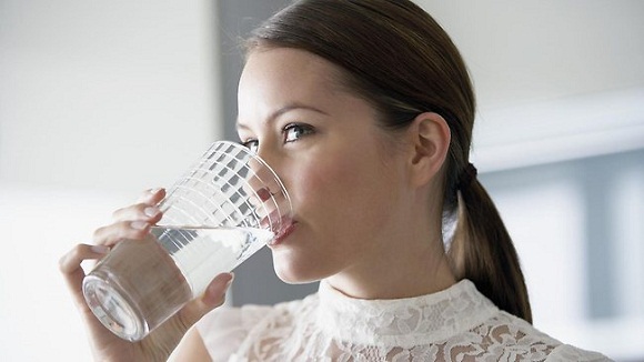 ¿Tomar agua durante las comidas engorda?