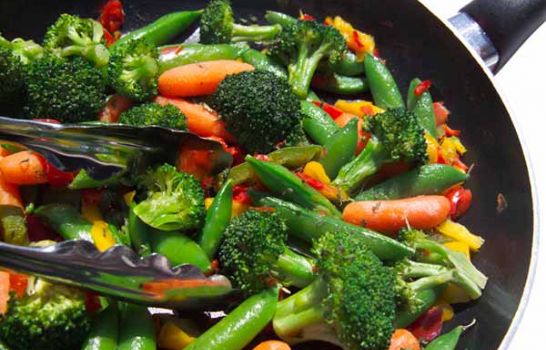 ¿Qué vegetales es mejor comer crudos y cuáles cocinados?