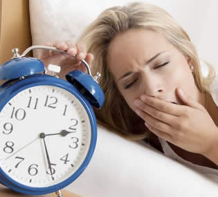 3 riesgos de dormir pocas horas al día