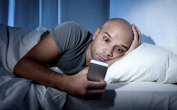 Usar el móvil de noche aumenta el riesgo de insomnio